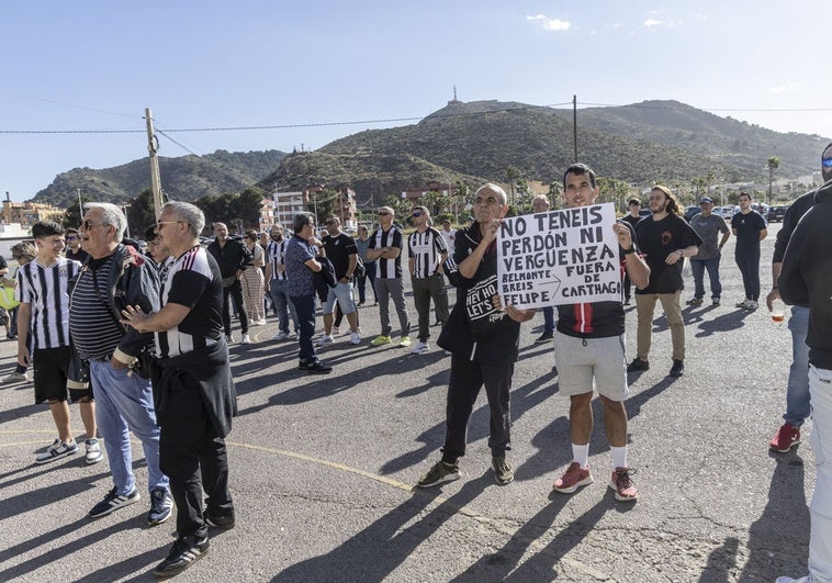 Las peñas del Cartagena organizan concentraciones y recogen firmas contra la directiva
